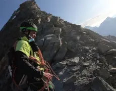 Descubre la majestuosa Cima Dent Blanche: la cumbre más impresionante de los Alpes
