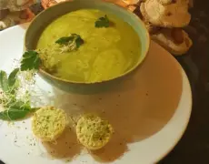 Deliciosa receta de Cremesuppe mit Kräutern para una cena reconfortante