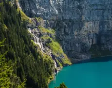Explora la belleza de Suiza: Disfruta de un paseo en tren por sus impresionantes valles y montañas