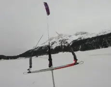 Descubre la emoción de hacer snowkite en el impresionante Lago de Silvaplana en Suiza