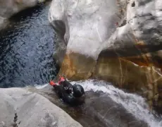 Descubre la emoción de realizar descenso de barrancos en Suiza: ¡La aventura más emocionante en los Alpes!