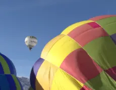 Descubre la magia de los Alpes suizos: Realiza paseos en globo aerostático con vistas impresionantes