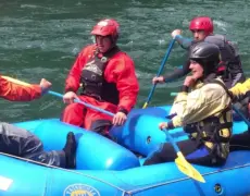 Descubre la emocionante aventura de realizar rafting en los impresionantes ríos suizos