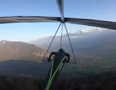 Descubre la emocionante experiencia de volar en ala delta sobre los impresionantes Alpes suizos