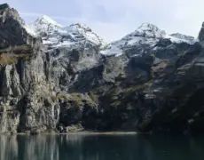 Descubre cómo enfrentar los cambios climáticos en la alta montaña suiza: consejos imprescindibles