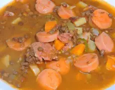 ¡Descubre la deliciosa receta de sopa de lentejas con salchichas para una comida reconfortante y nutritiva!